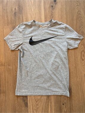 Nike Dri-FIT Gray Big Swoosh T-Shirt Men’s Small Athletic Training Gym Tee
